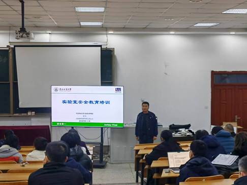 会议室里的人们 AI 生成的内容可能不正确。