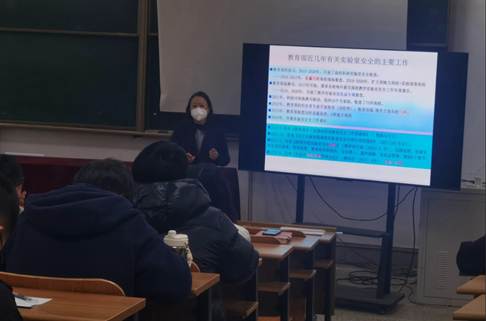 一群人在看电脑 AI 生成的内容可能不正确。