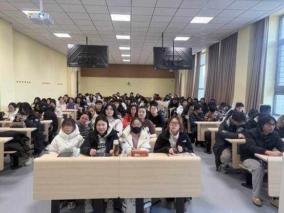 会议室里的人们 AI 生成的内容可能不正确。